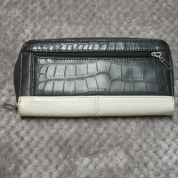 Women's Guess wallet - Picture 3 of 4
